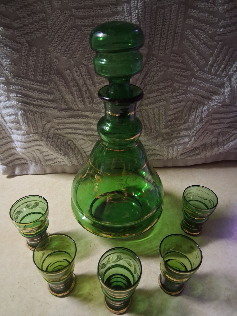 1960s Green Glass Decanter and 5 Shot Glasses with Gold Trim